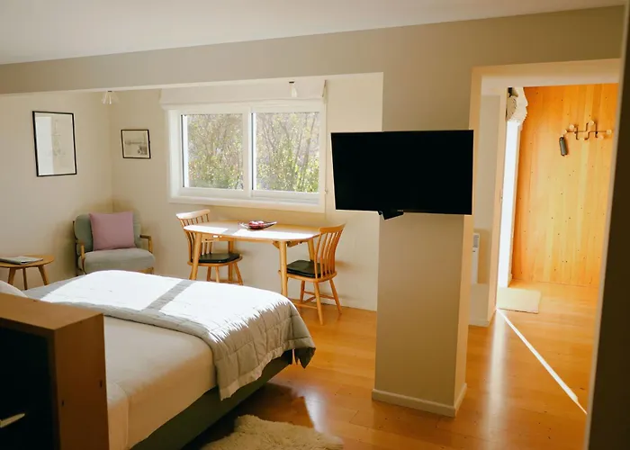Kowhai -private Opposite Golf Course In